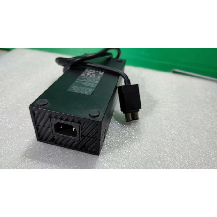 Внешний блок питания A13-203P1A Microsoft 1540 Xbox One Gaming , б/у